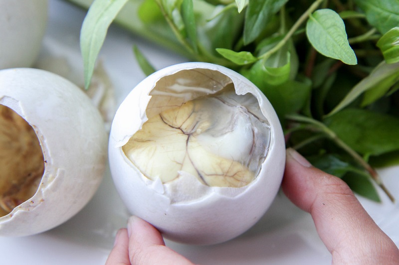 Luộc trứng vịt lộn bao lâu