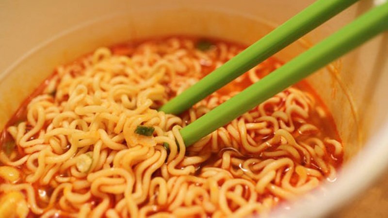Ăn nhiều mì gói lâu dài khiến cơ thể suy yếu vì thiếu dưỡng chất