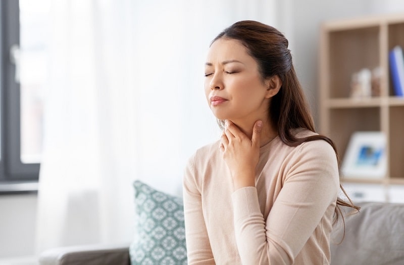 Cần chữa trị ngay khi bạn có các dấu hiệu viêm họng như đau cổ, rát cổ, ngứa ngáy và nhiều đờm